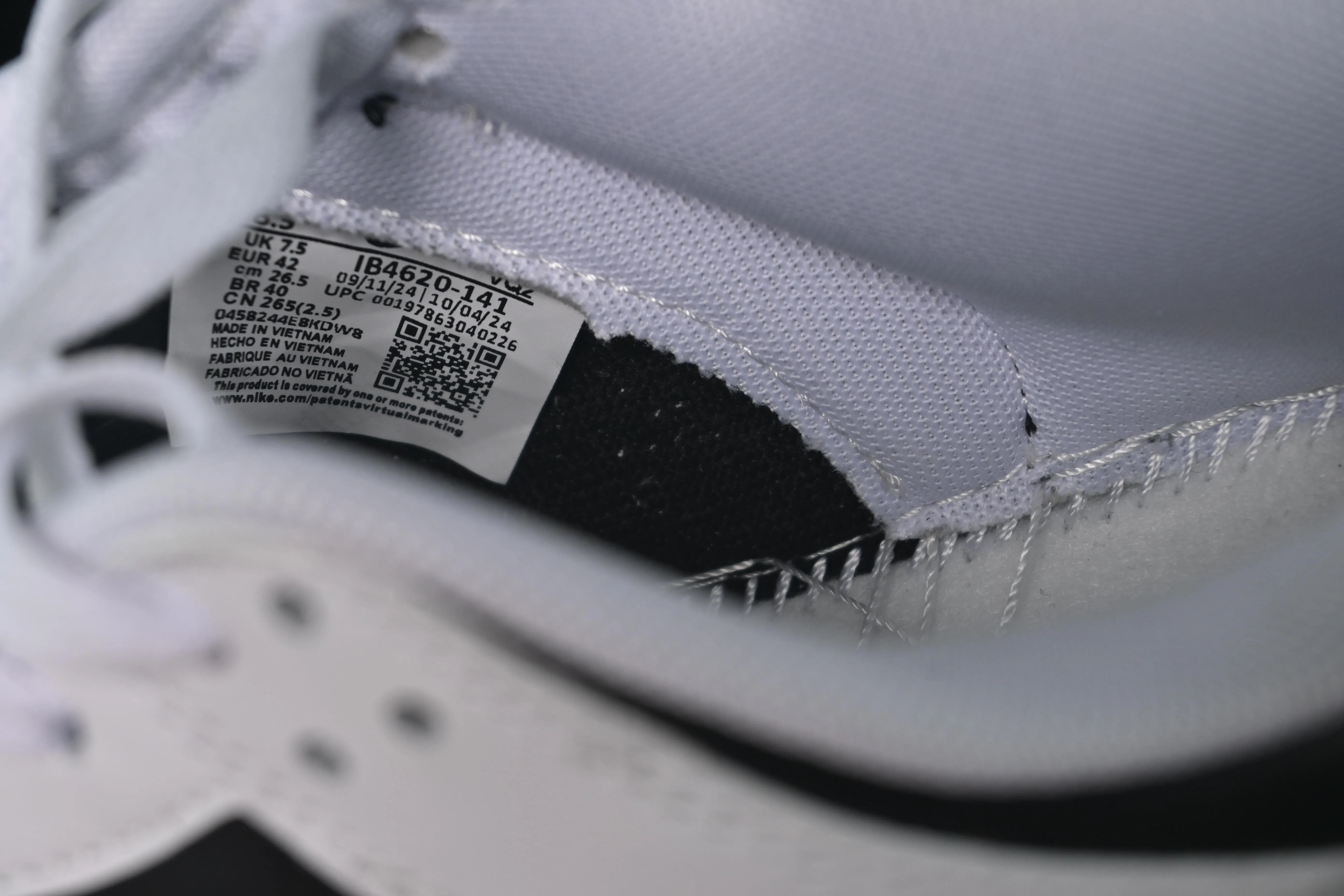 All Categories Nk SB Dunk Series Nk SB Dunk Low Low-top sneakers Nike SB Dunk Low White, black and gray color Low-top casual sneakers IB4620-141